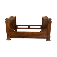 Louis Philippe-Bett aus Nussbaumholz aus dem 19. Jahrhundert