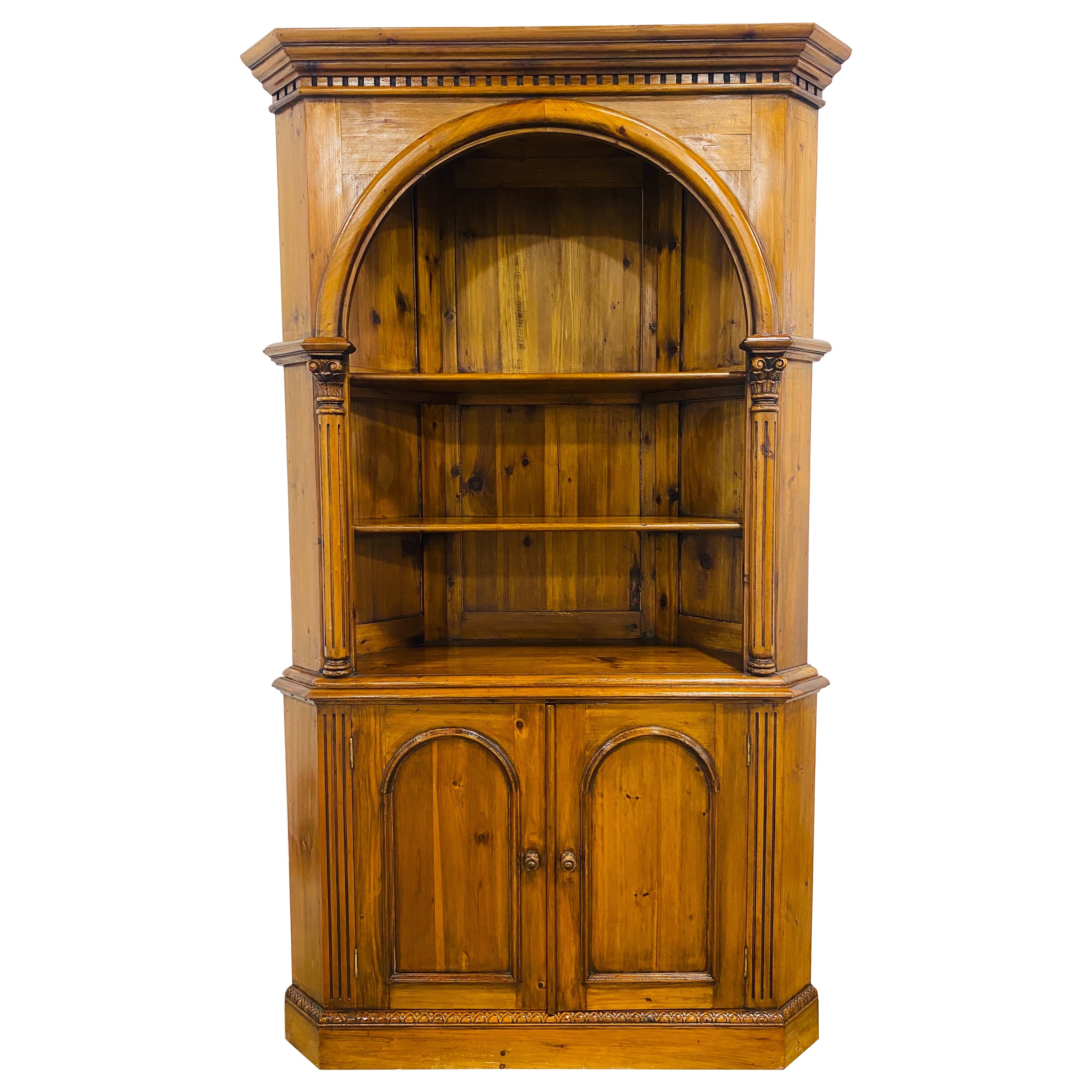 Vintage handsome Georgian style pine corner cupboard/cabinet For Sale