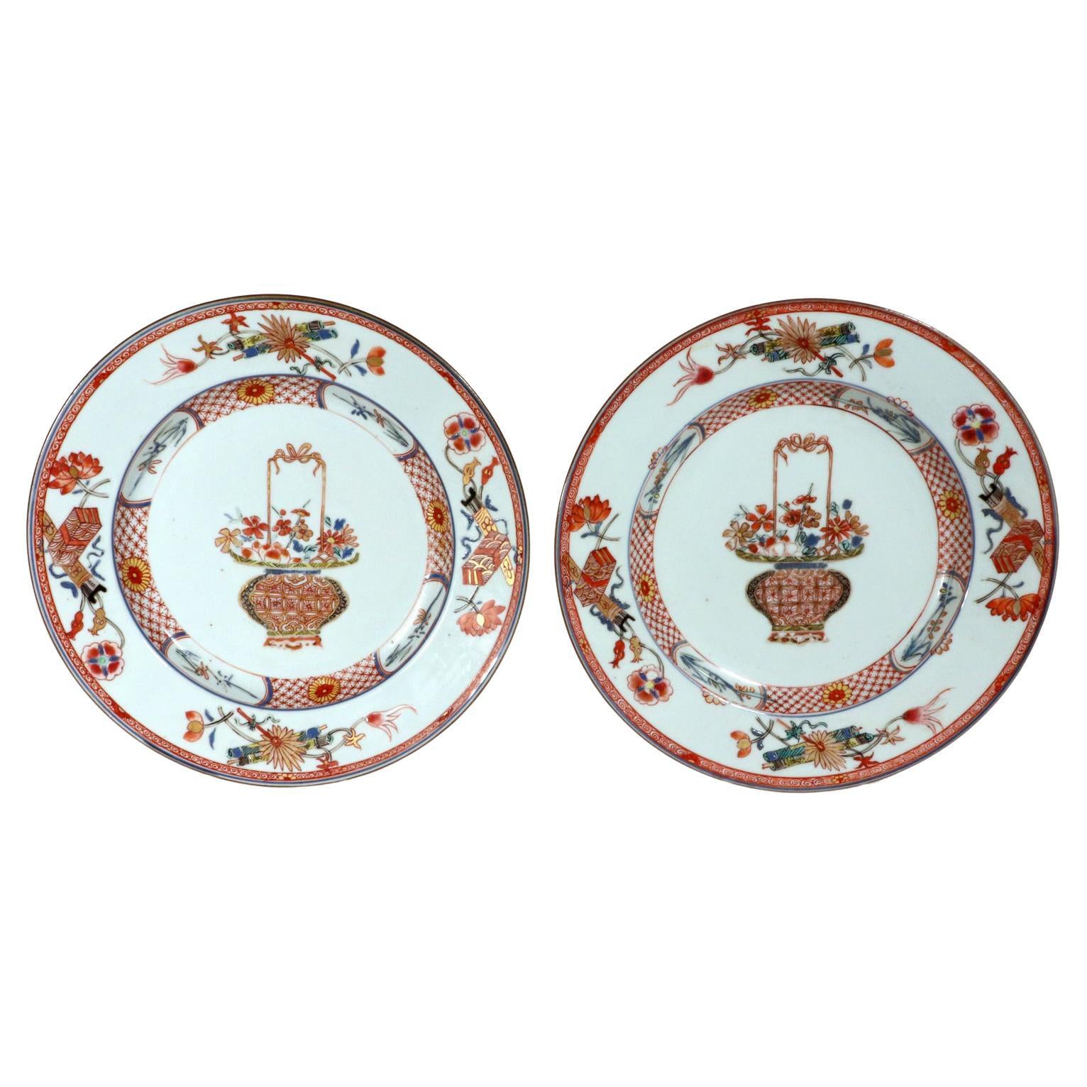 Platos de porcelana china de exportación Famille Rose-Verte pintados con una cesta de flores
