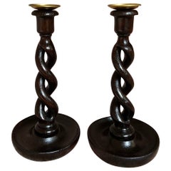 PAIR Set Antique English Oak OPEN Barley Twist Candlesks Candle Holder Brass (Paire de chandeliers anciens en chêne ou en orge)