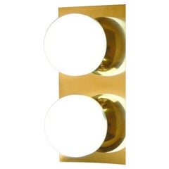 Applique/Monture encastrée italienne moderne en laiton et verre opalin de Fabio Ltd