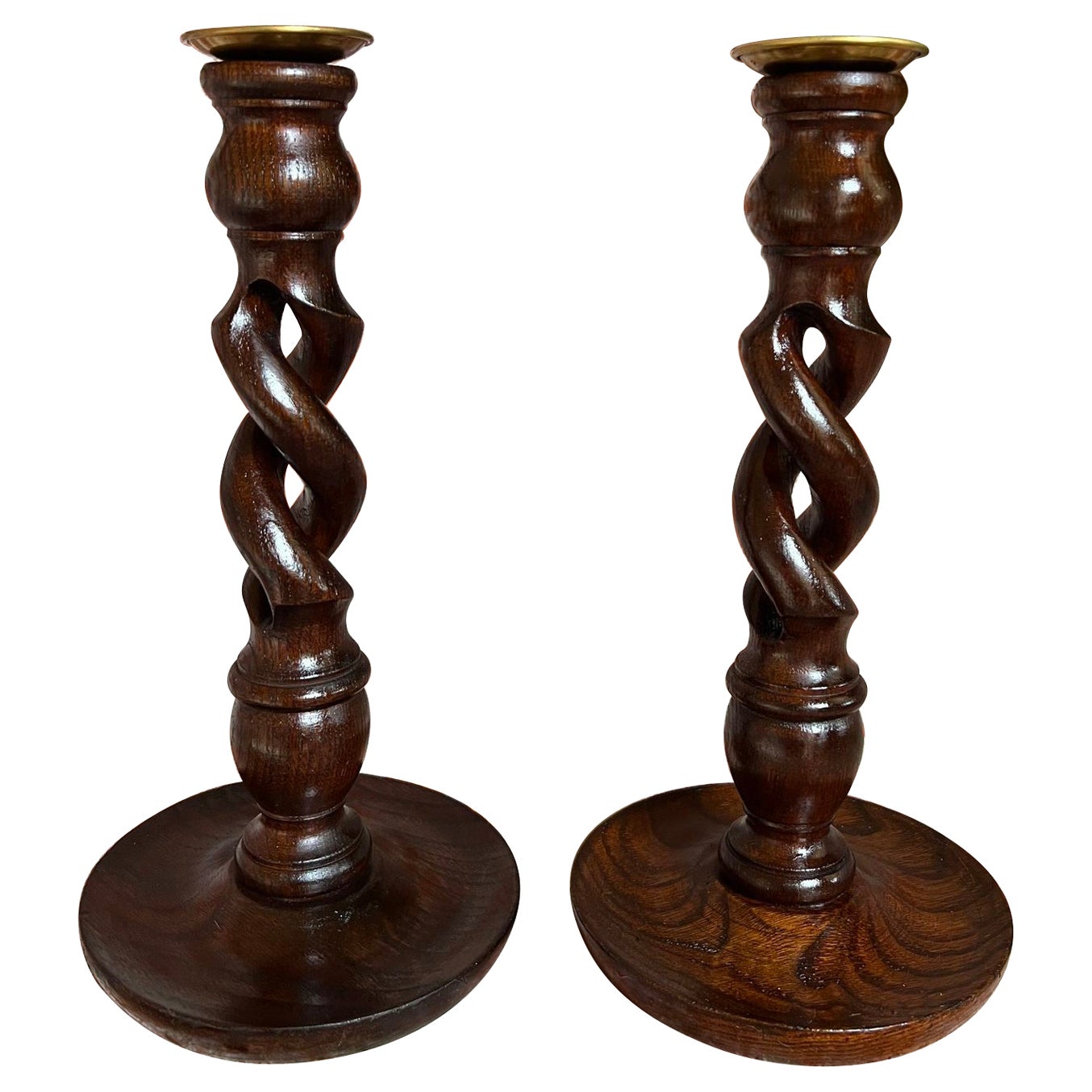 PAIR Set Antique English Oak OPEN Barley Twist Candlesks Candle Holder Brass (Paire de chandeliers anciens en chêne ou en orge)