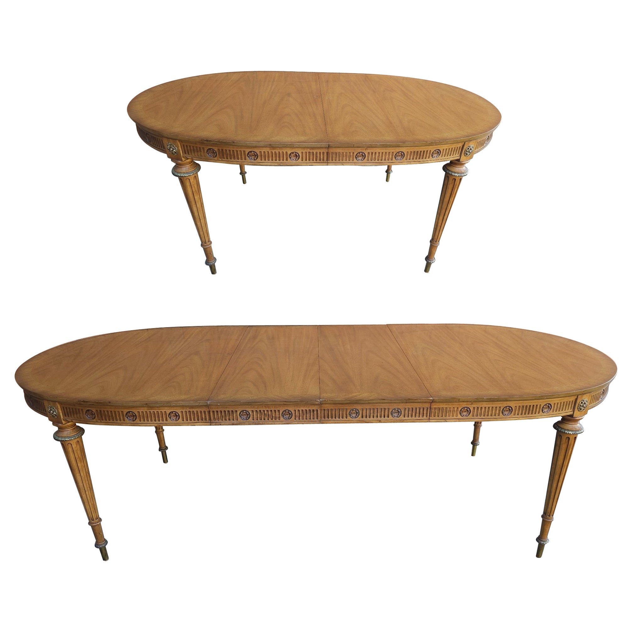 Table de salle à manger ovale à rallonge Louis XVI en noyer, montée sur laiton, avec 2 abattants