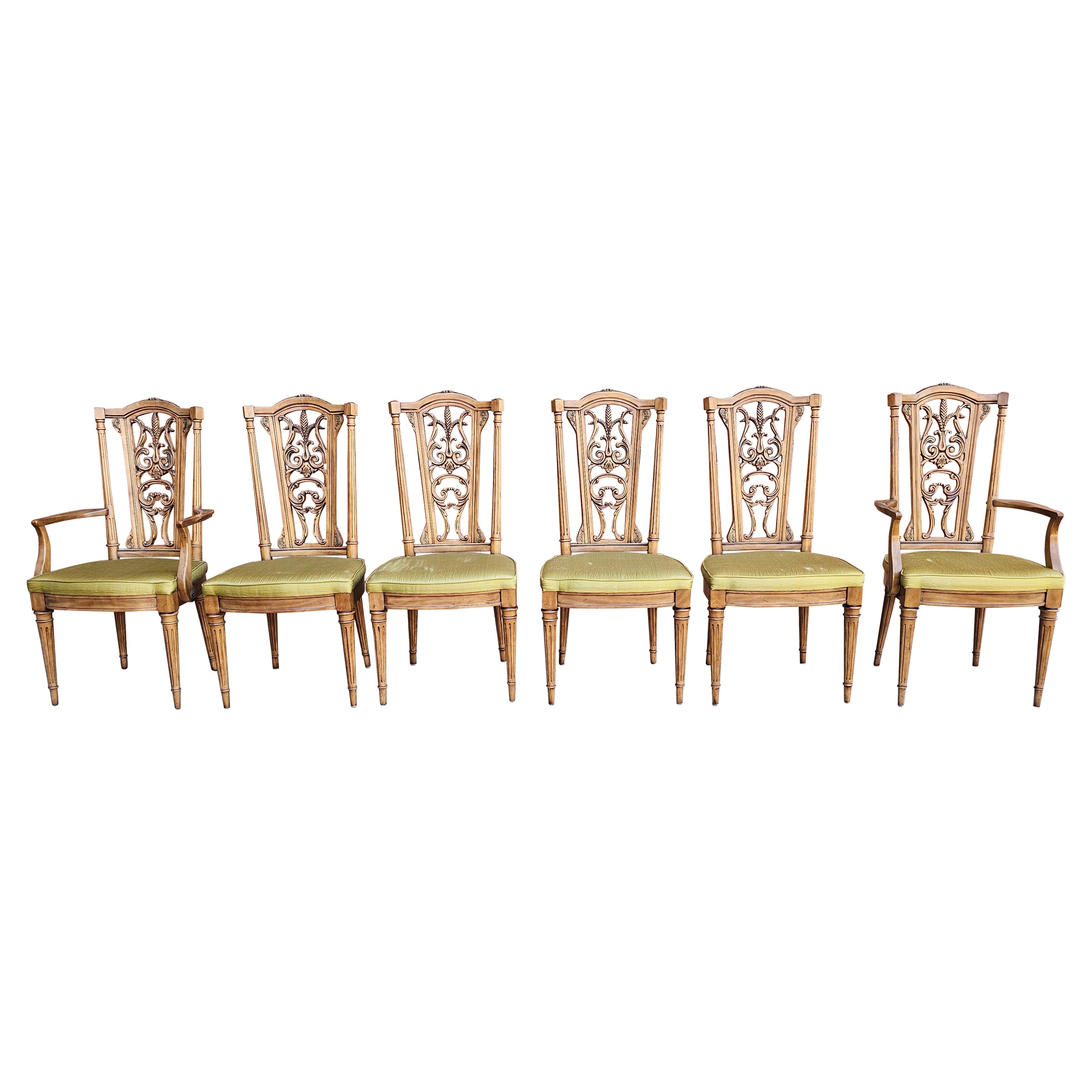 Ensemble de six chaises de salle à manger Louis XVI en noyer français sculpté et monté sur laiton en vente