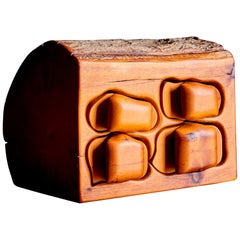 Petite boîte en bois rouge à quatre tiroirs fabriquée par Studio A