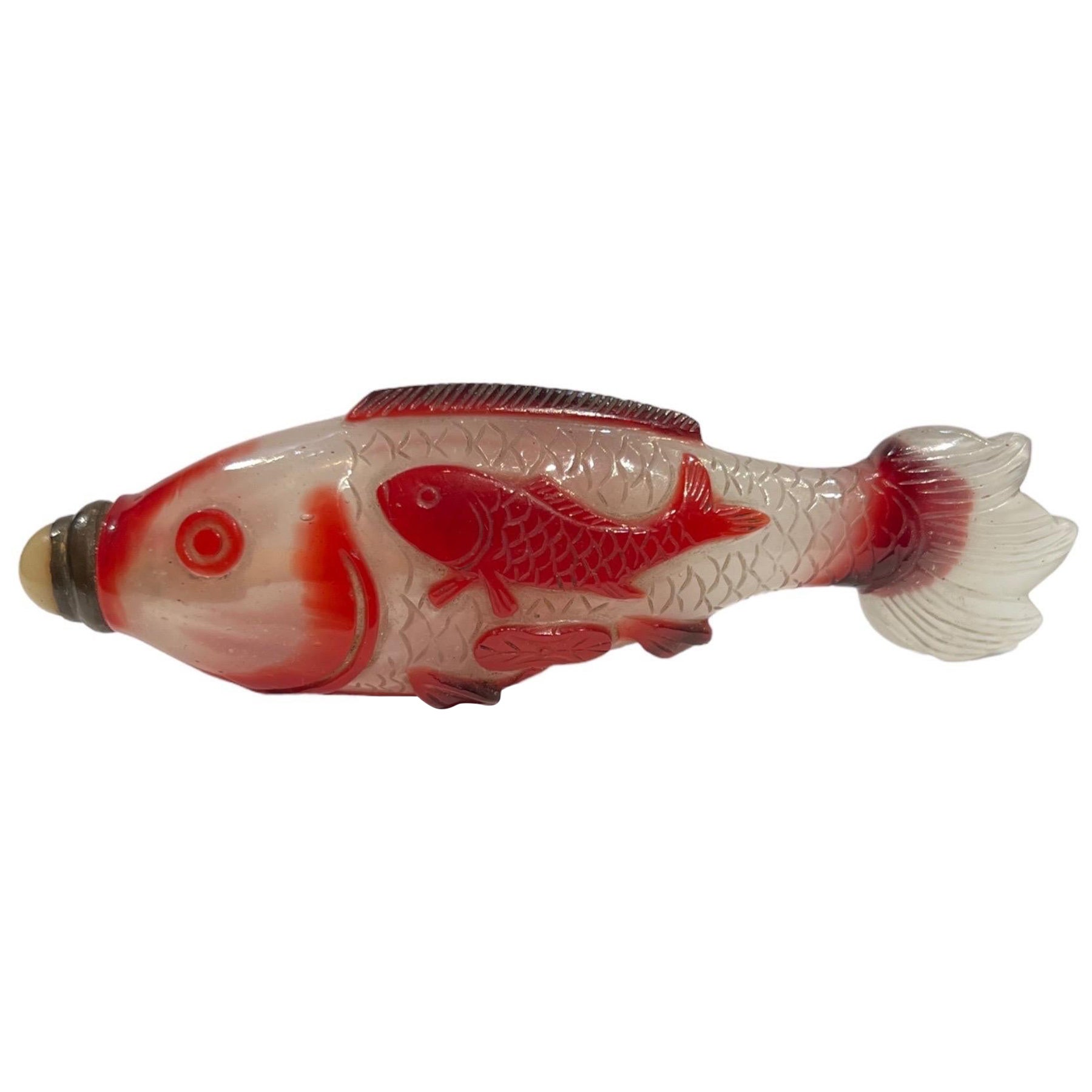 Chinese Red overlay glass snuff bottle depicting a fish, China, 19th century For Sale