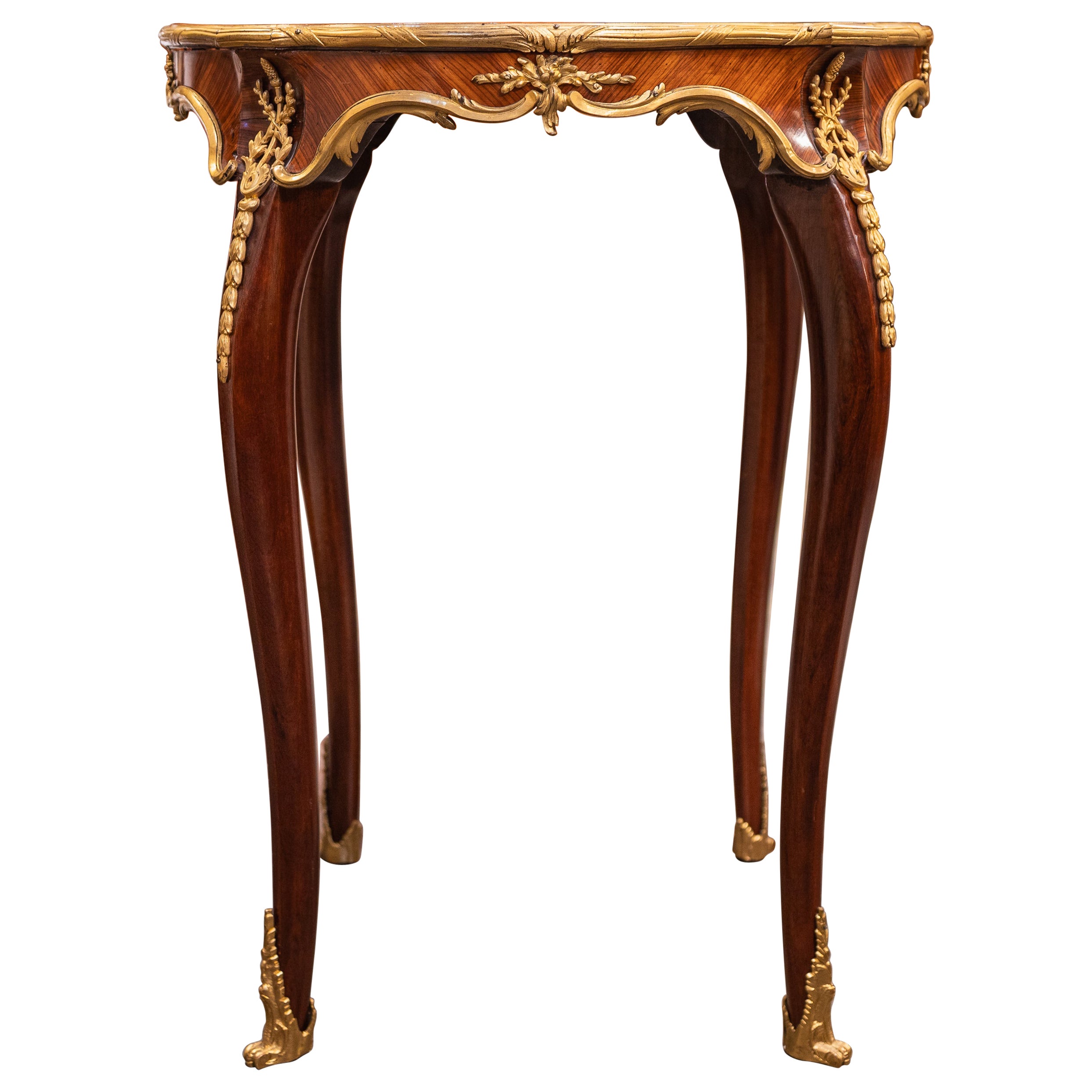 Très belle table française Louis XV du 19ème siècle en acajou et marqueterie de bronze doré. en vente