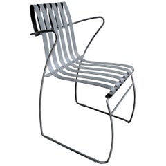 Chaise sculpturale en acier poudré fabriquée à la main