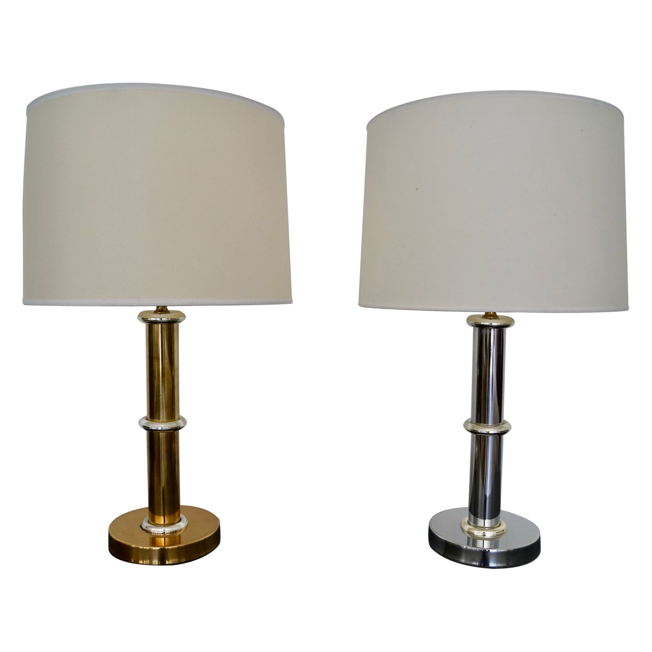 Paire de lampes de table en laiton et chrome de style mi-siècle moderne en vente