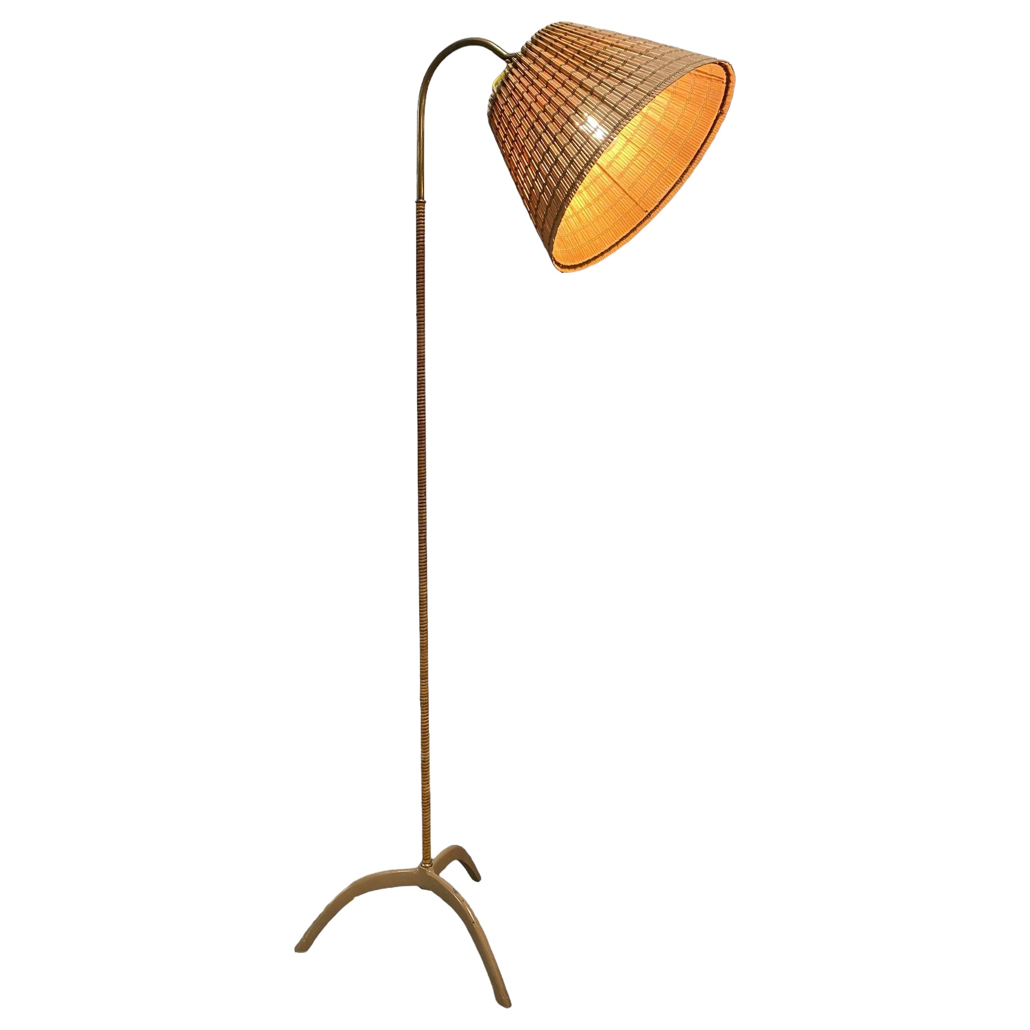 Lampadaire original de Paavo Tynell (1890-1973), modèle. 9609, fabriqué par Taito Oy dans les années 1950.  Un magnifique lampadaire avec une tige en métal laqué et en rotin. Toutes les pièces sont d'origine, à l'exception du magnifique abat-jour en