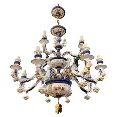 Lustre à douze bras de lumière en porcelaine du 19ème siècle, fait à la main par un artisan français.