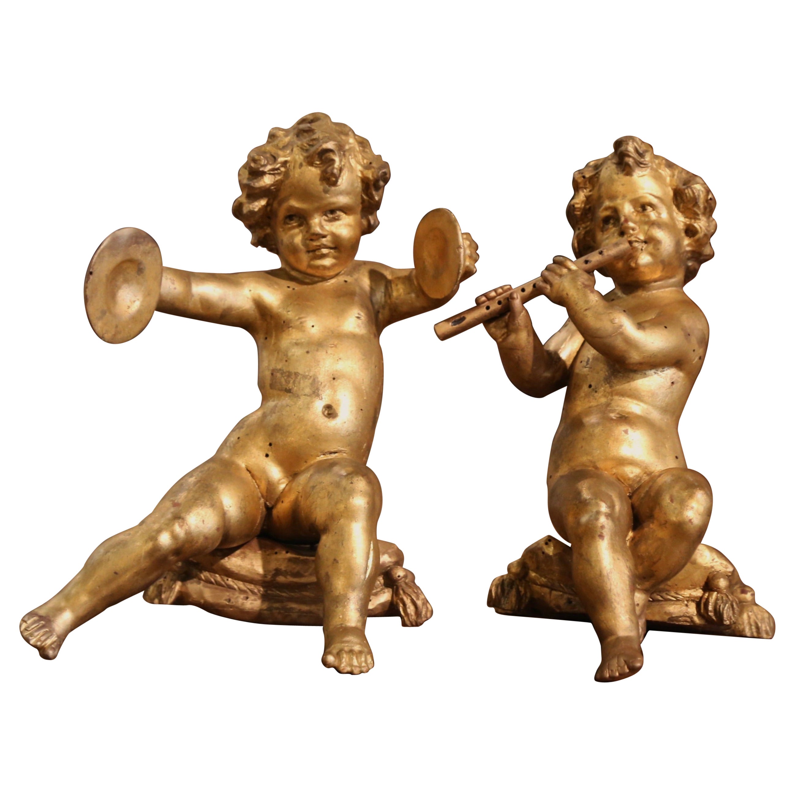 Paar italienische geschnitzte musicianische Cherub-Skulpturen aus vergoldetem Holz aus dem 18. Jahrhundert im Angebot