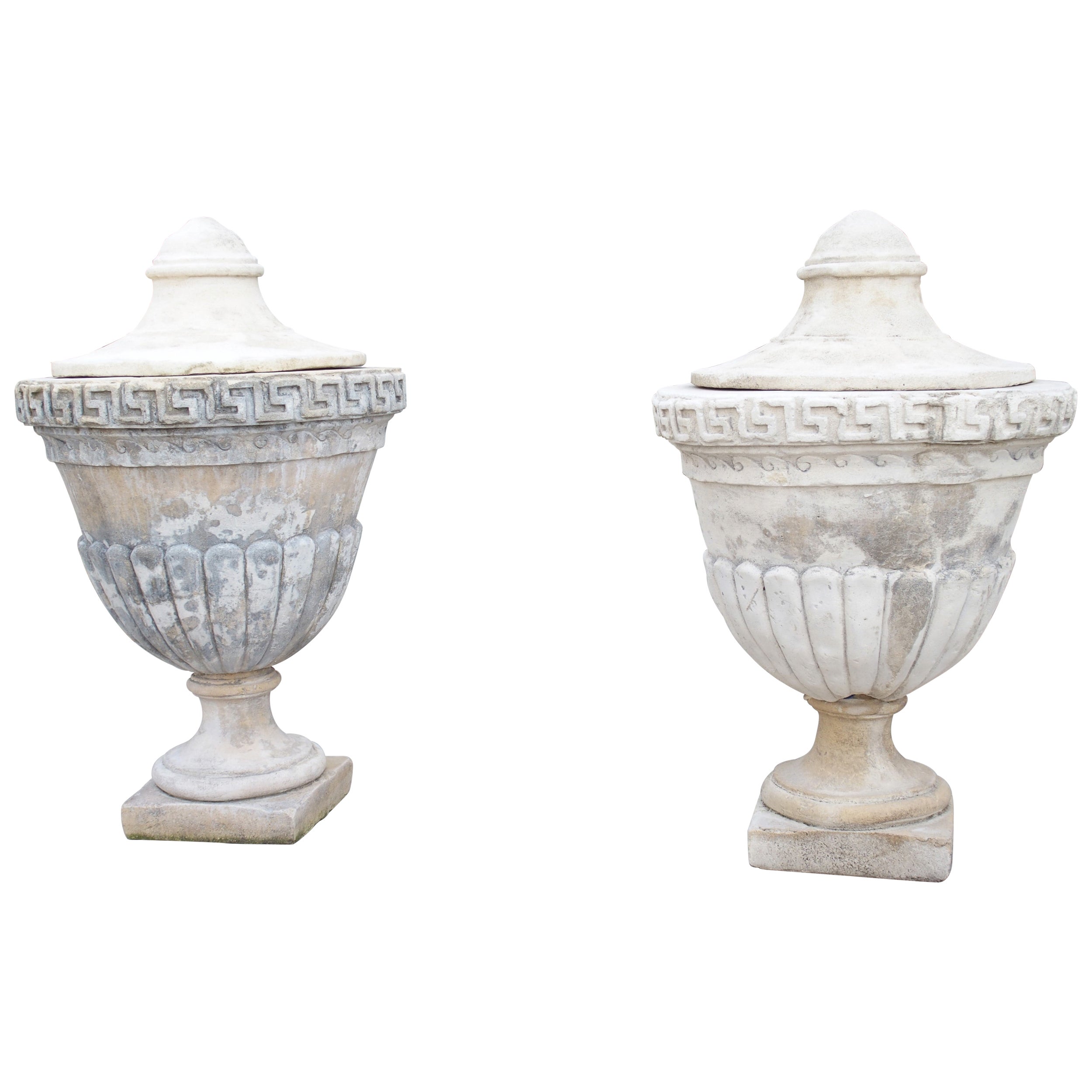 Paire d'urnes à clé grecque en pierre calcaire coulée à couvercle, du sud de l'Italie en vente