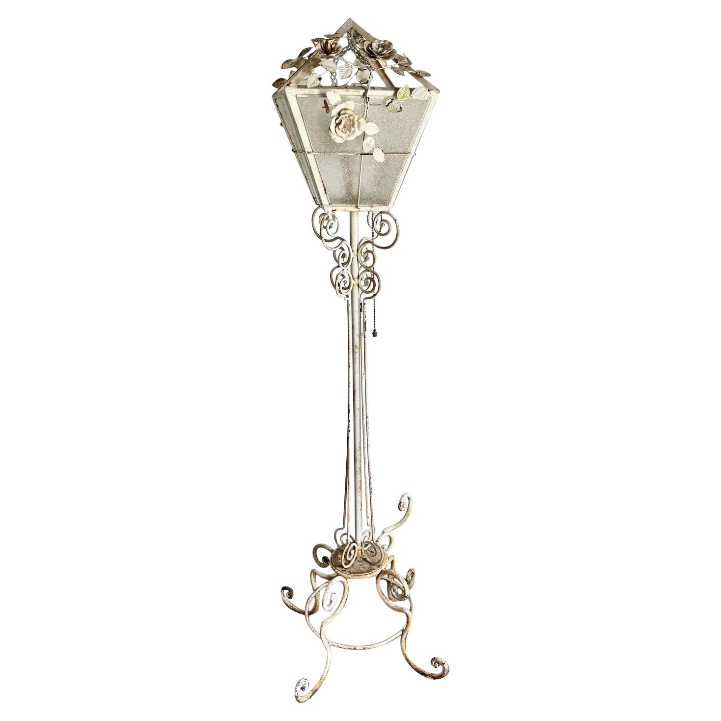 Lampadaire vintage peint en fer forgé blanc en vente