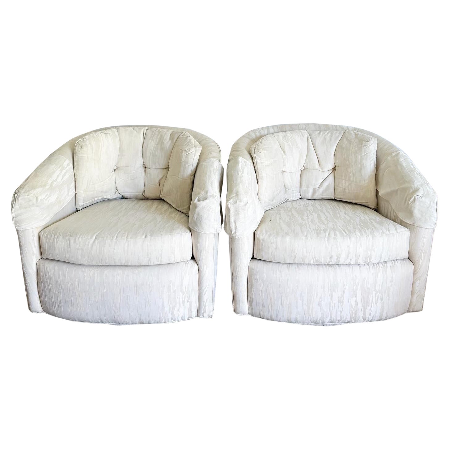 Paire de chaises pivotantes postmodernes en forme de tonneau touffeté en vente