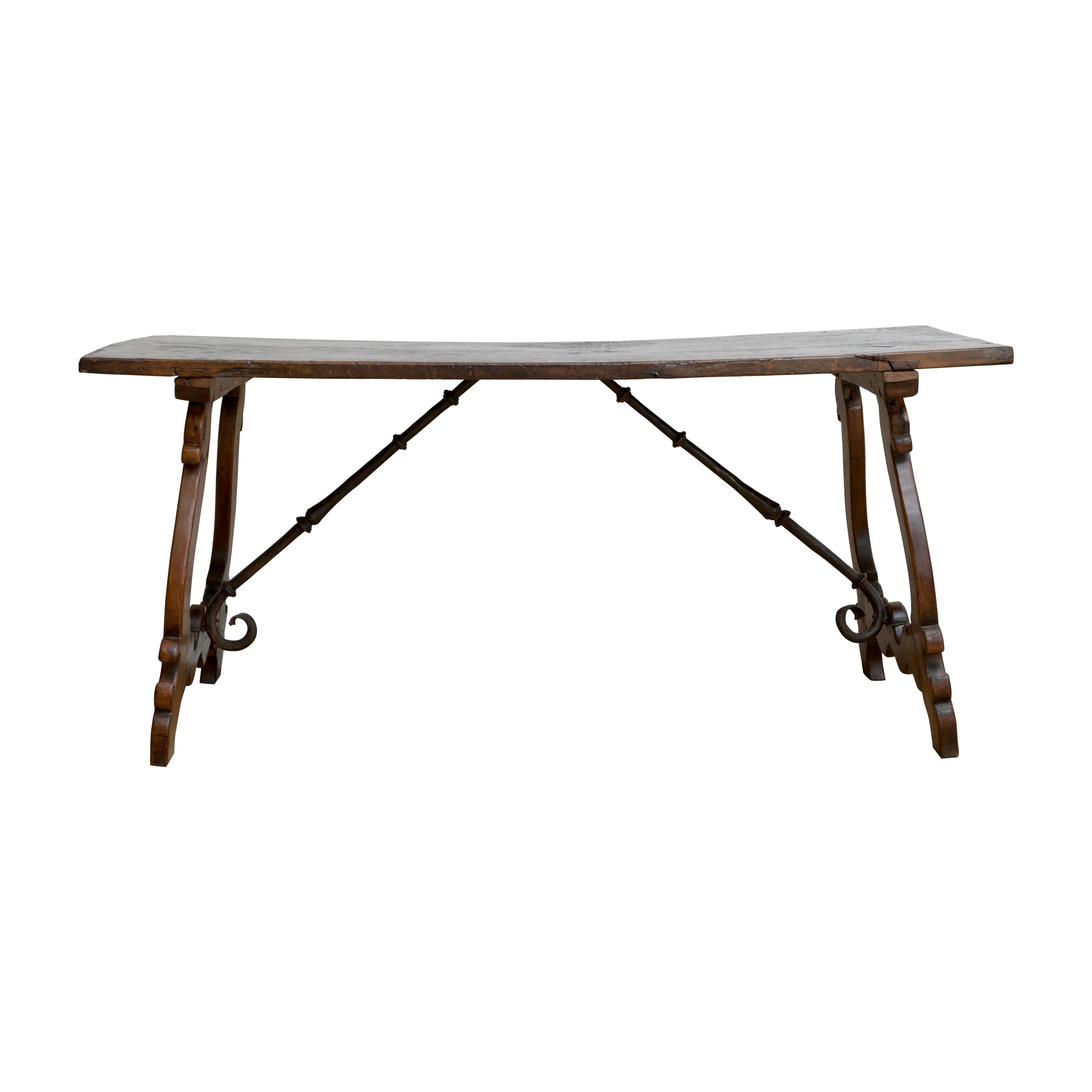 Table espagnole du 18e siècle à plateau simple en planches avec brancards en fer forgé  en vente