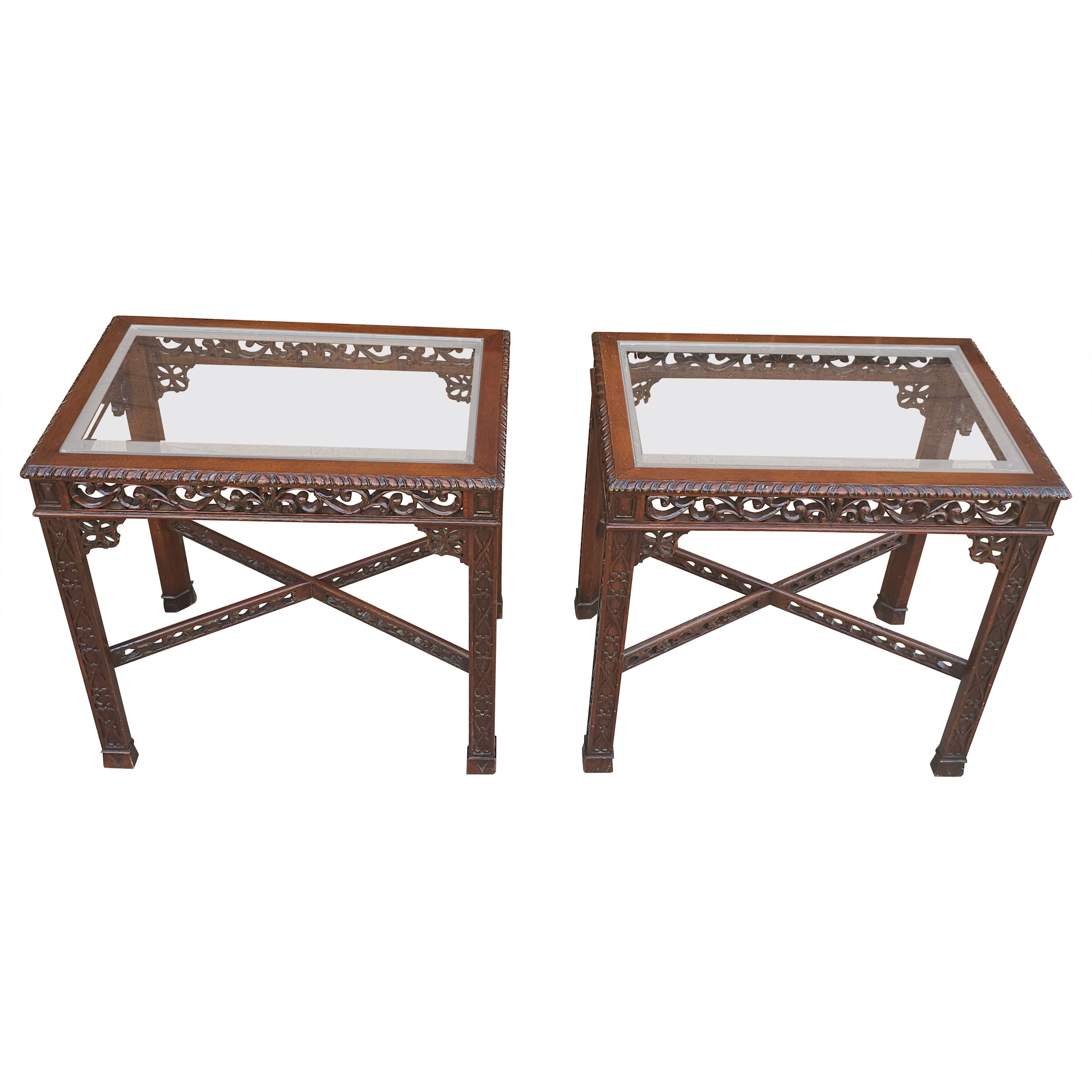 Paire de tables d'appoint chinoises de style Chippendale en acajou avec ornements en verre