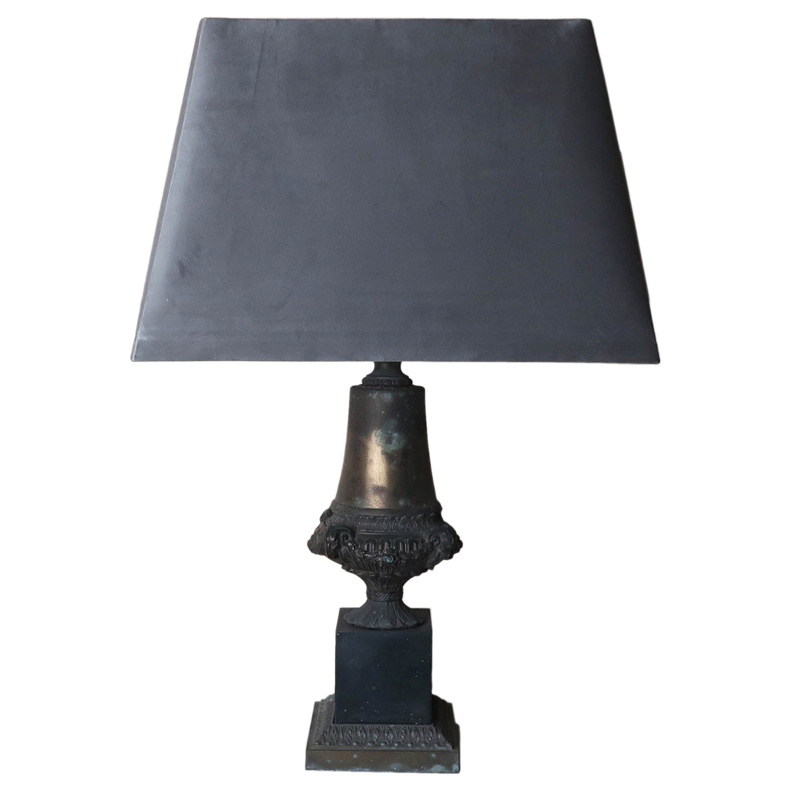 Lampe de table ancienne en zinc brut de style Empire. Français C.C.