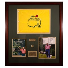 Photographie, drapeau et épingle signées Arnold Palmer, Masters 2004 dans un cadre pour souvenirs
