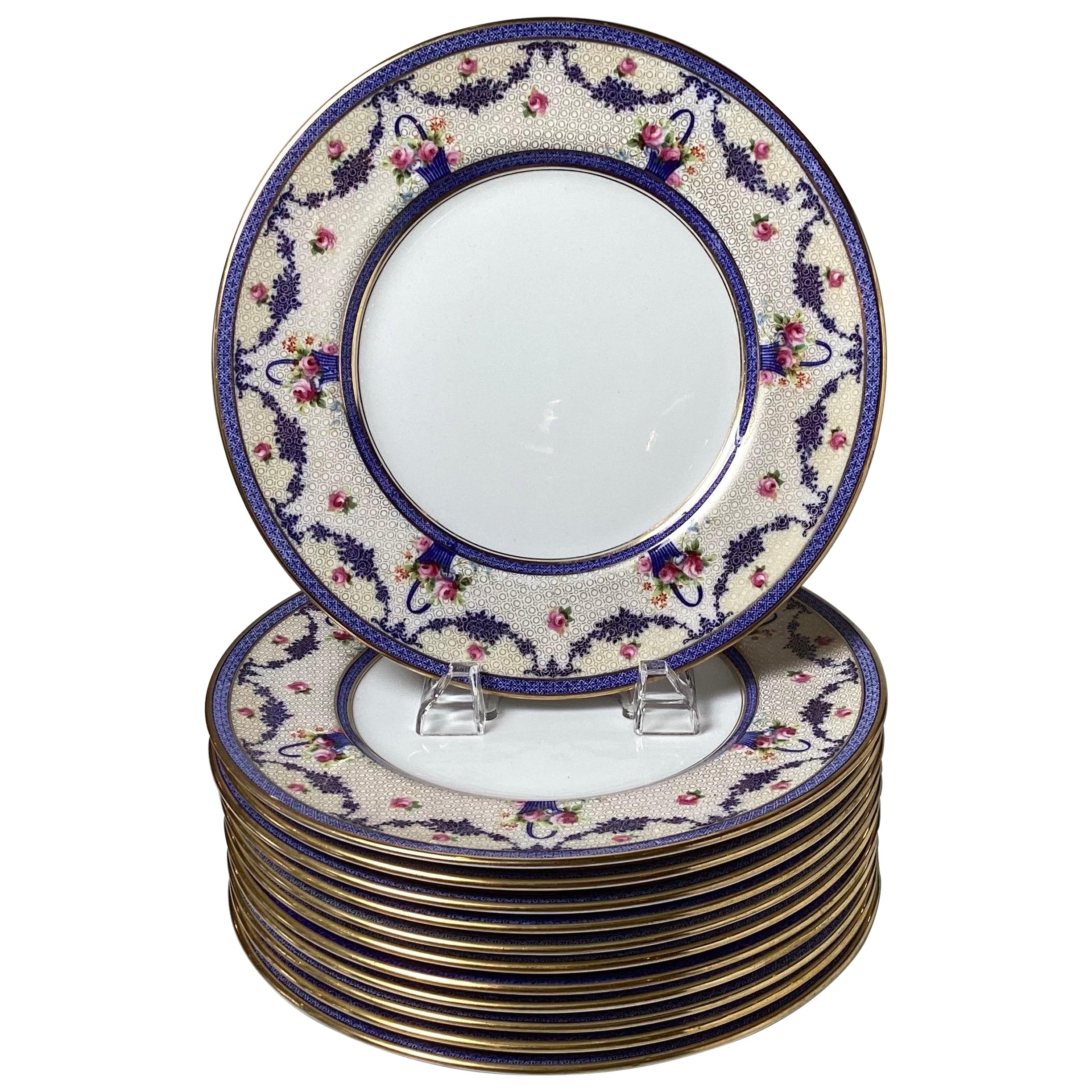 Ein Satz von zwölf Esstellern von Royal Doulton, einem renommierten englischen Keramikunternehmen.