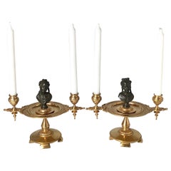 Paire de candélabres français anciens en bronze doré et patiné représentant une figure 