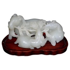 Grand et lourd groupe chinois ancien sculpté en jade blanc/gris  « 3 Rams » 20e siècle