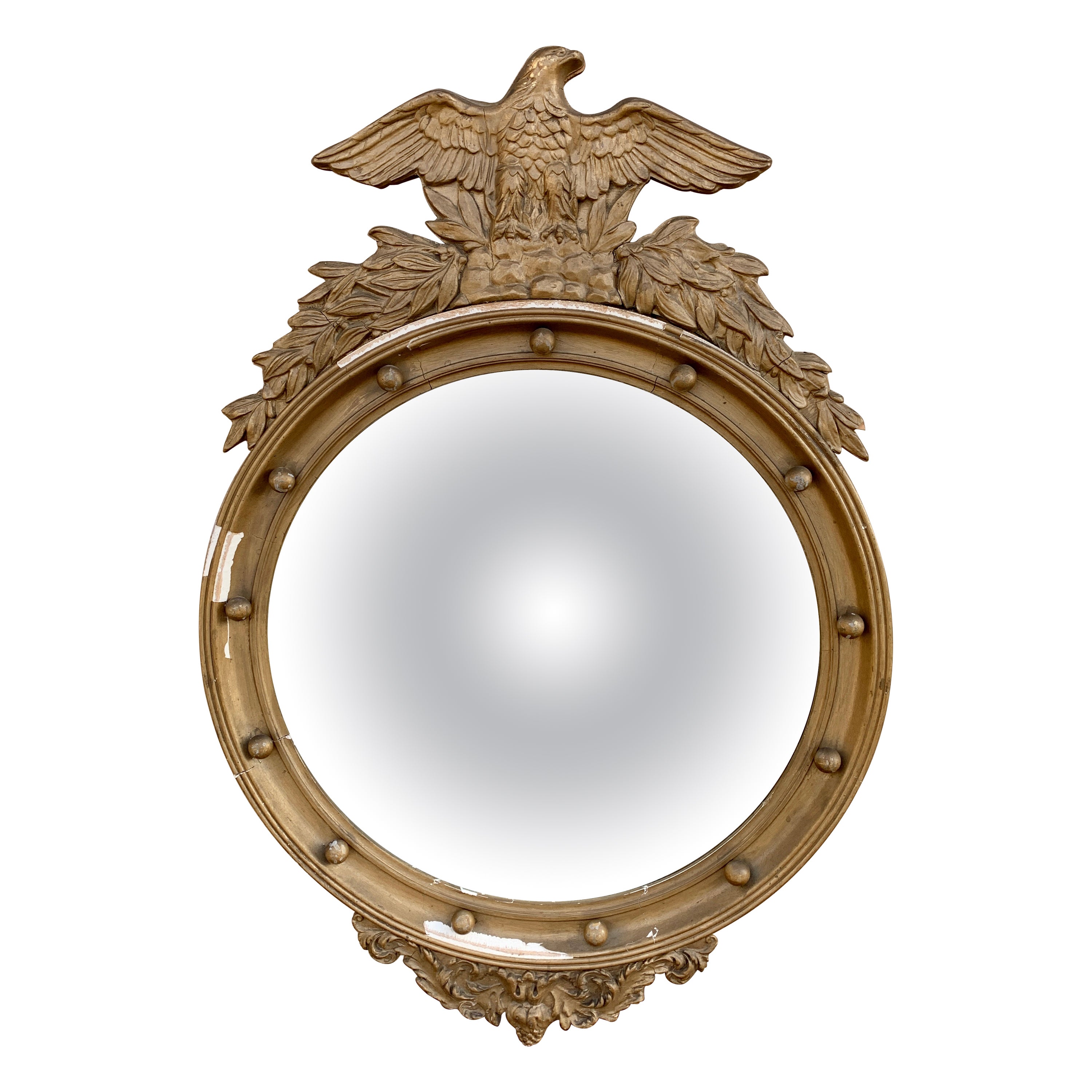 Antique miroir convexe américain fédéral en bois doré représentant un aigle musoir en vente