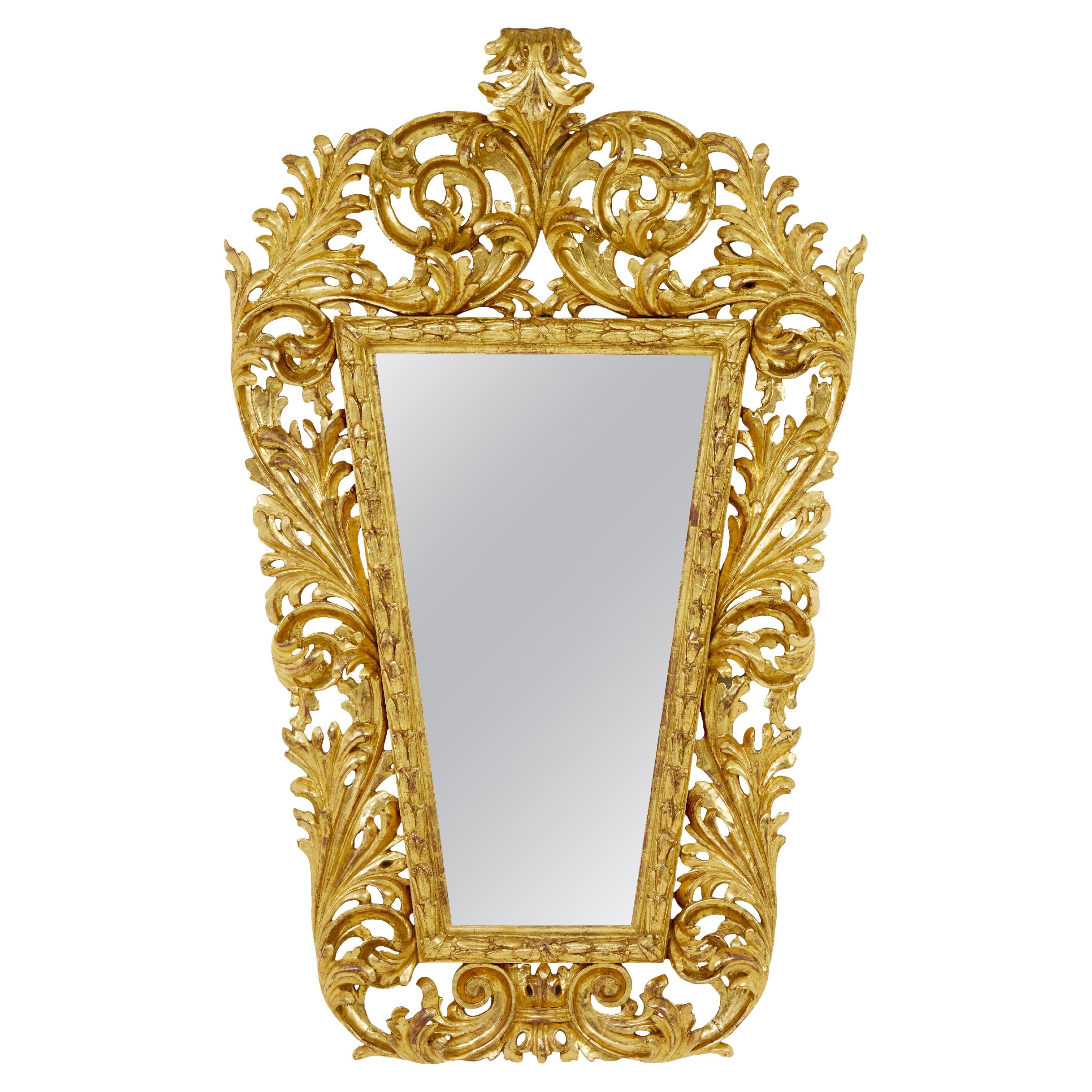 Miroir en bois doré italien rococo sculpté du 18e siècle en vente