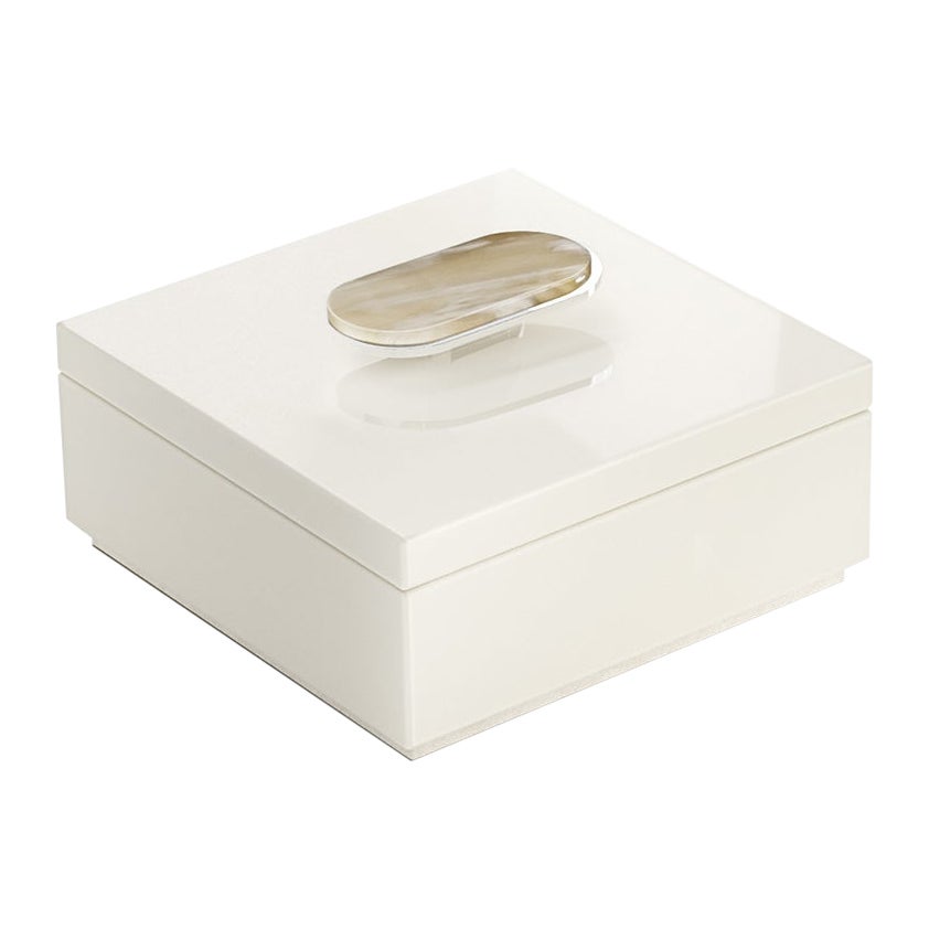 Priora-Schachtel aus glänzendem elfenbeinfarbenem Lack mit Details in Corno Italiano, Mod. 2404 im Angebot