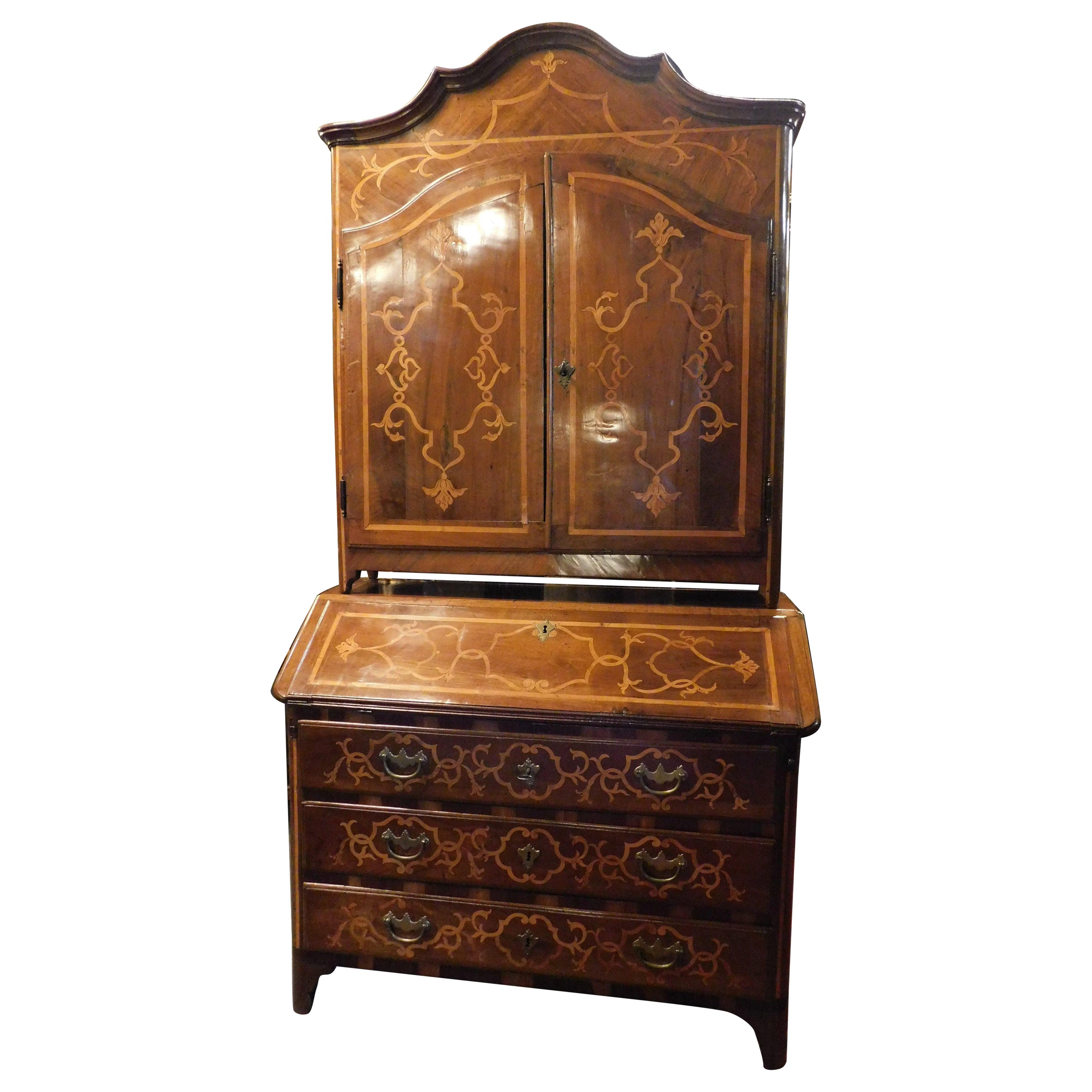 Trumeau cabinet in walnut richly inlaid, Italy