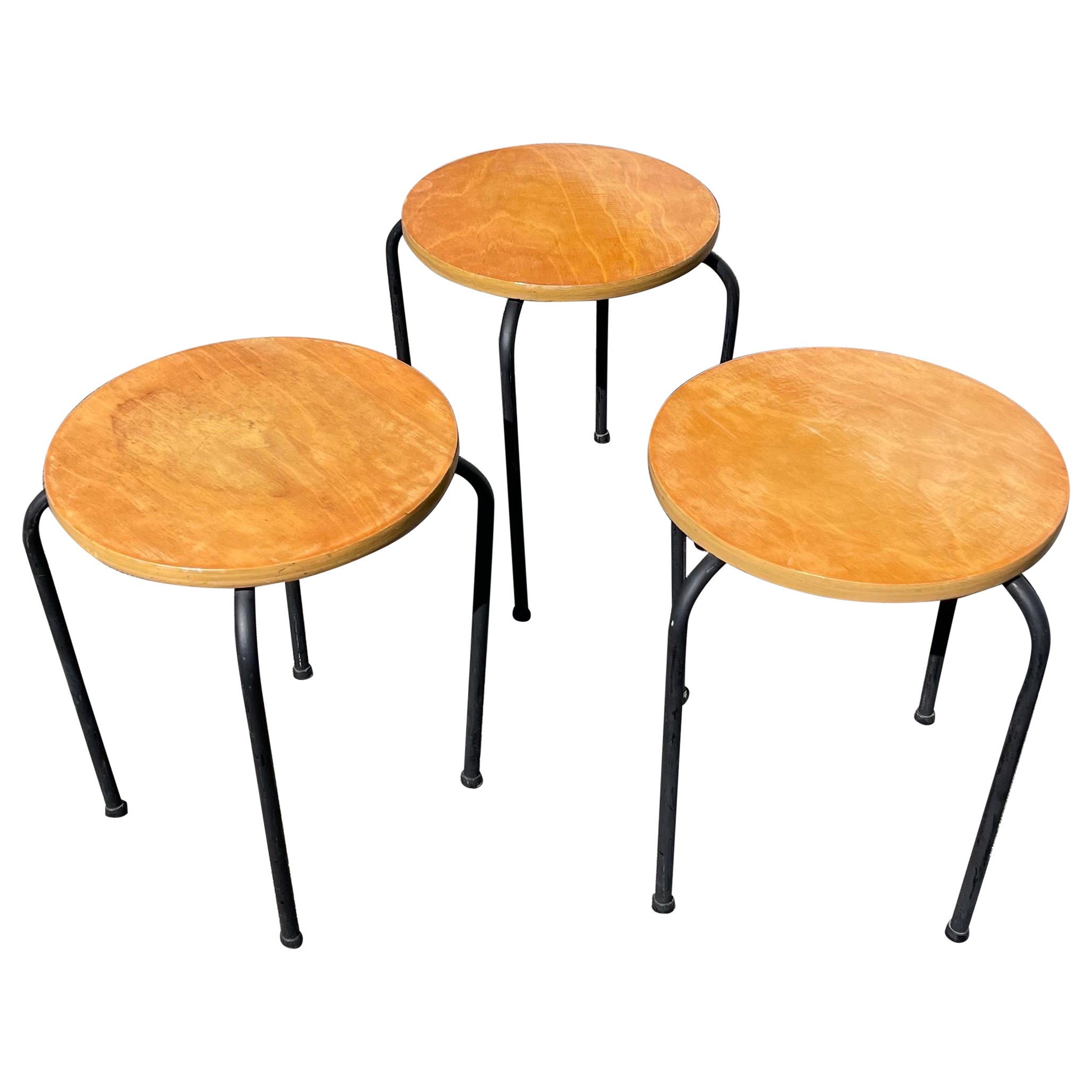Tables ou tabourets empilables en bois rond du milieu du siècle, ensemble de 3 en vente