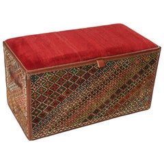Coffre de rangement tribal persan à motifs géométriques colorés de Rug & Kilim