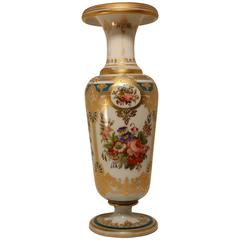 Superbe grand vase en verre opalin français:: doré et peint de fleurs