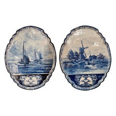 Paire de plaques hollandaises anciennes en porcelaine bleue et blanche, vers 1890-1900.