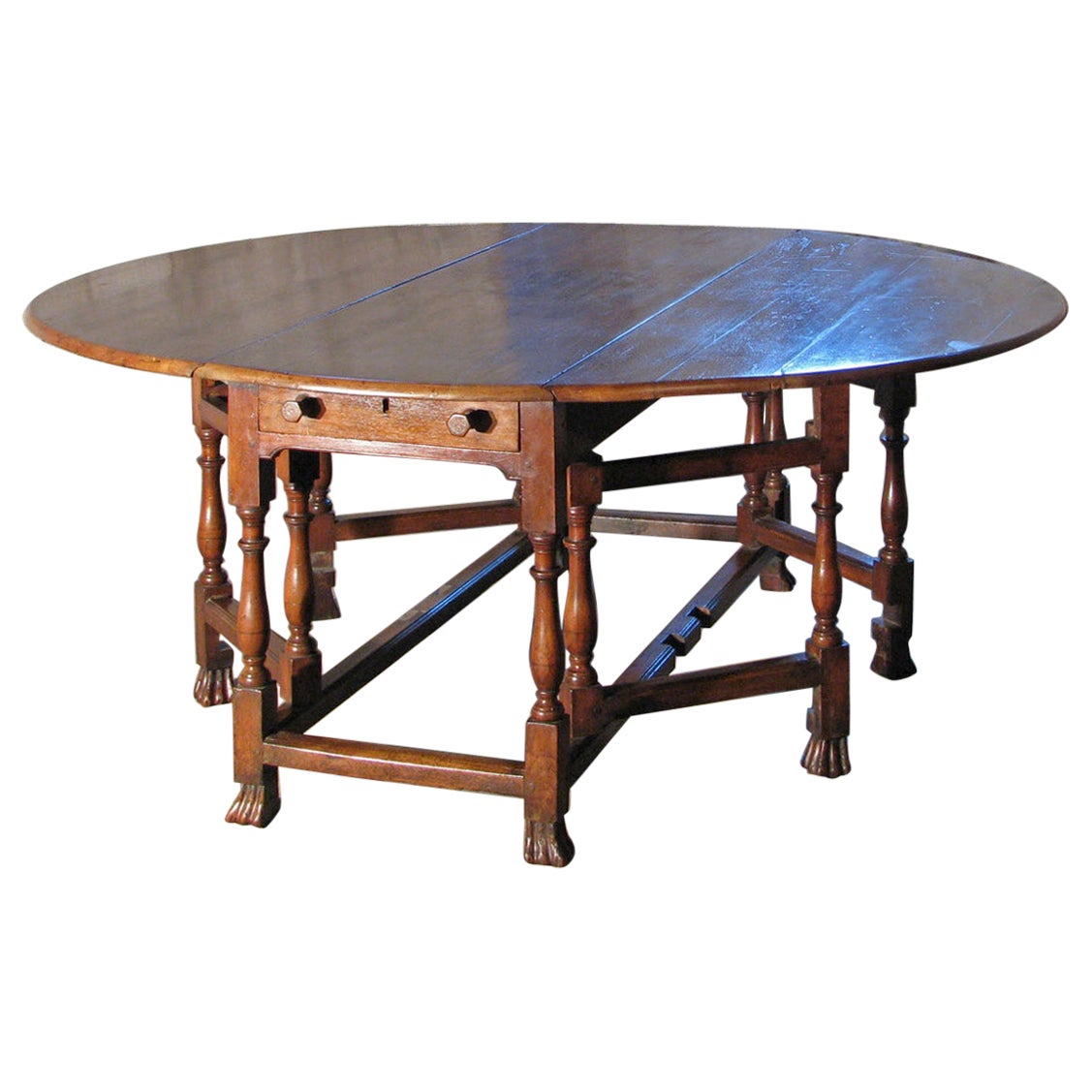 English William & Mary early 18th Century Walnut Double Gateleg Table For Sale