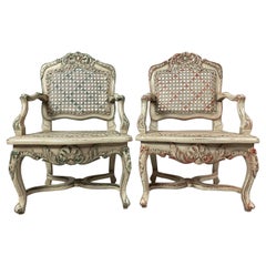 Paire de chaises à accoudoirs en bergère cannée de style Louis XVI, de taille miniature ou de poupée