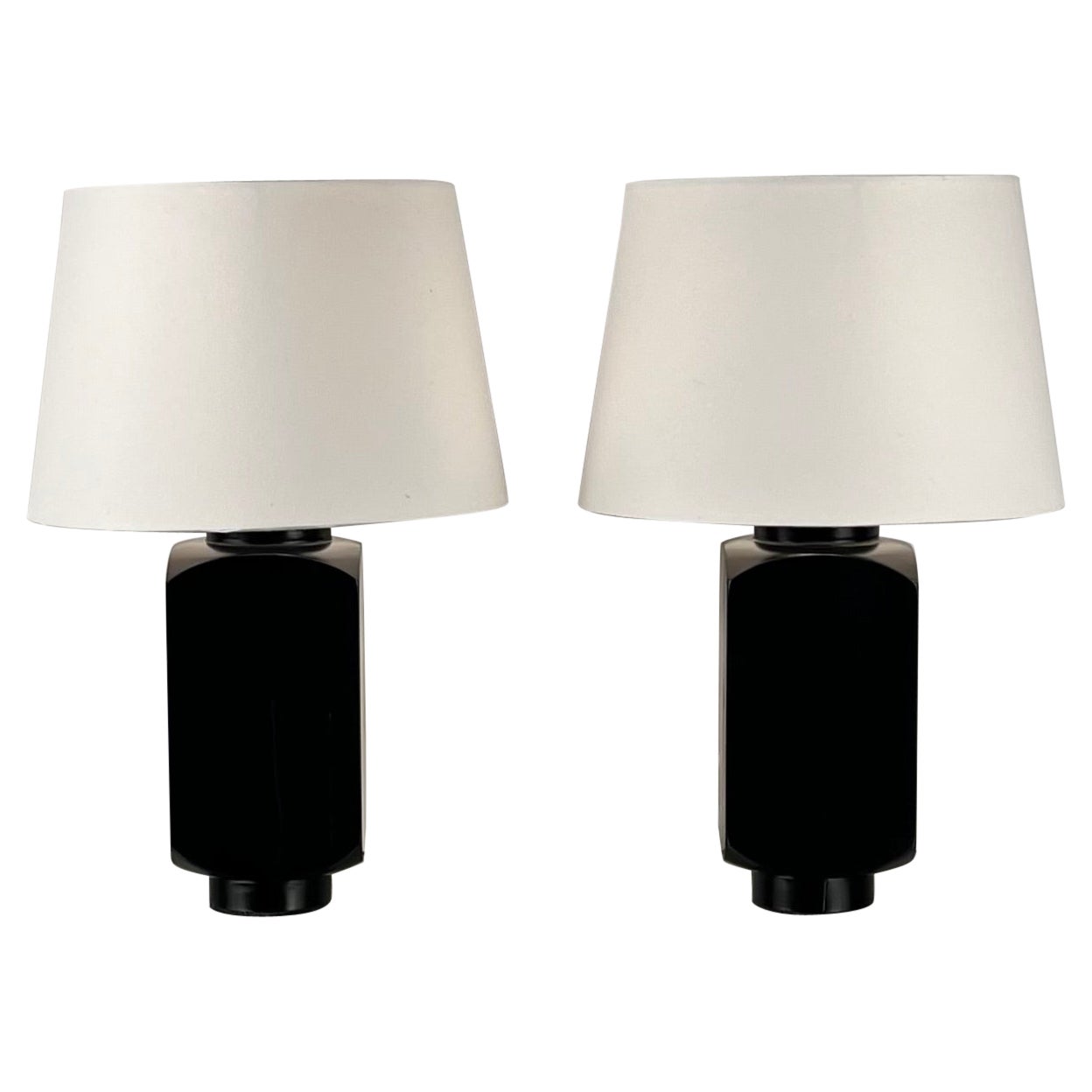 Paar 'Ébène' Tischlampen mit Pergamentschirmen von Design Frères im Angebot