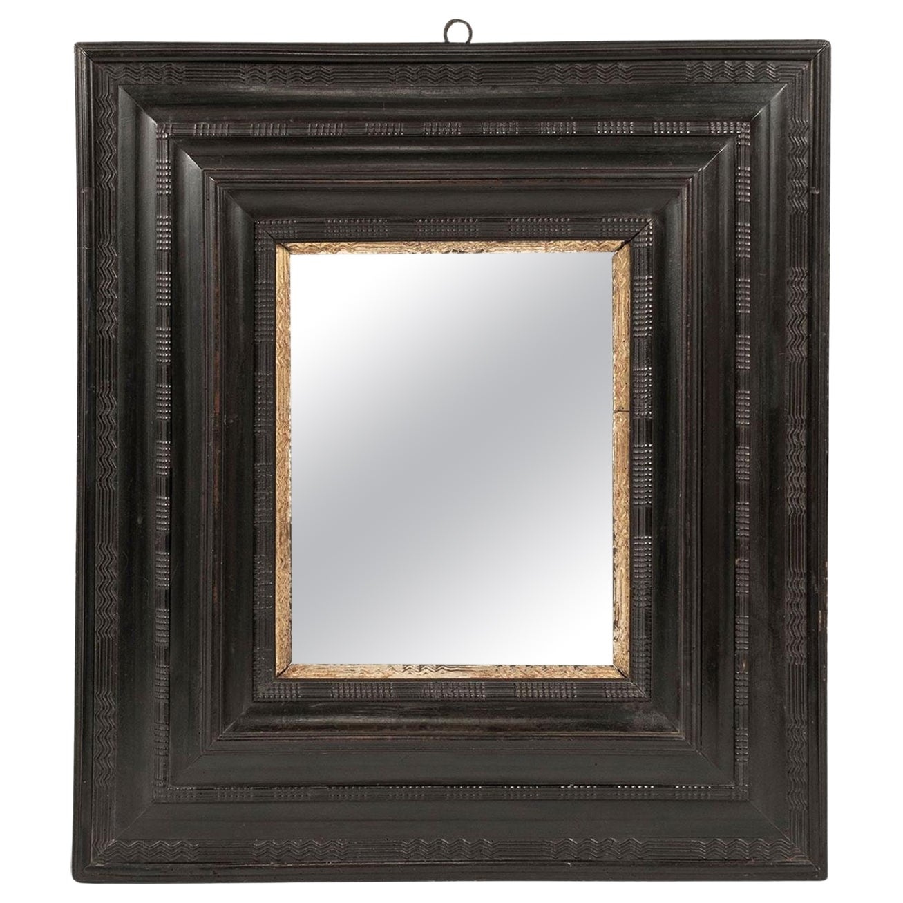 Miroir italien en bois ébonisé et doré en vente