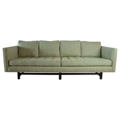 1950er Edward Wormley Dunbar Sofa aus grüner Wolle, Modell 5138, Mahagoni-Sofa mit Sockel (2 Ausverkauft)