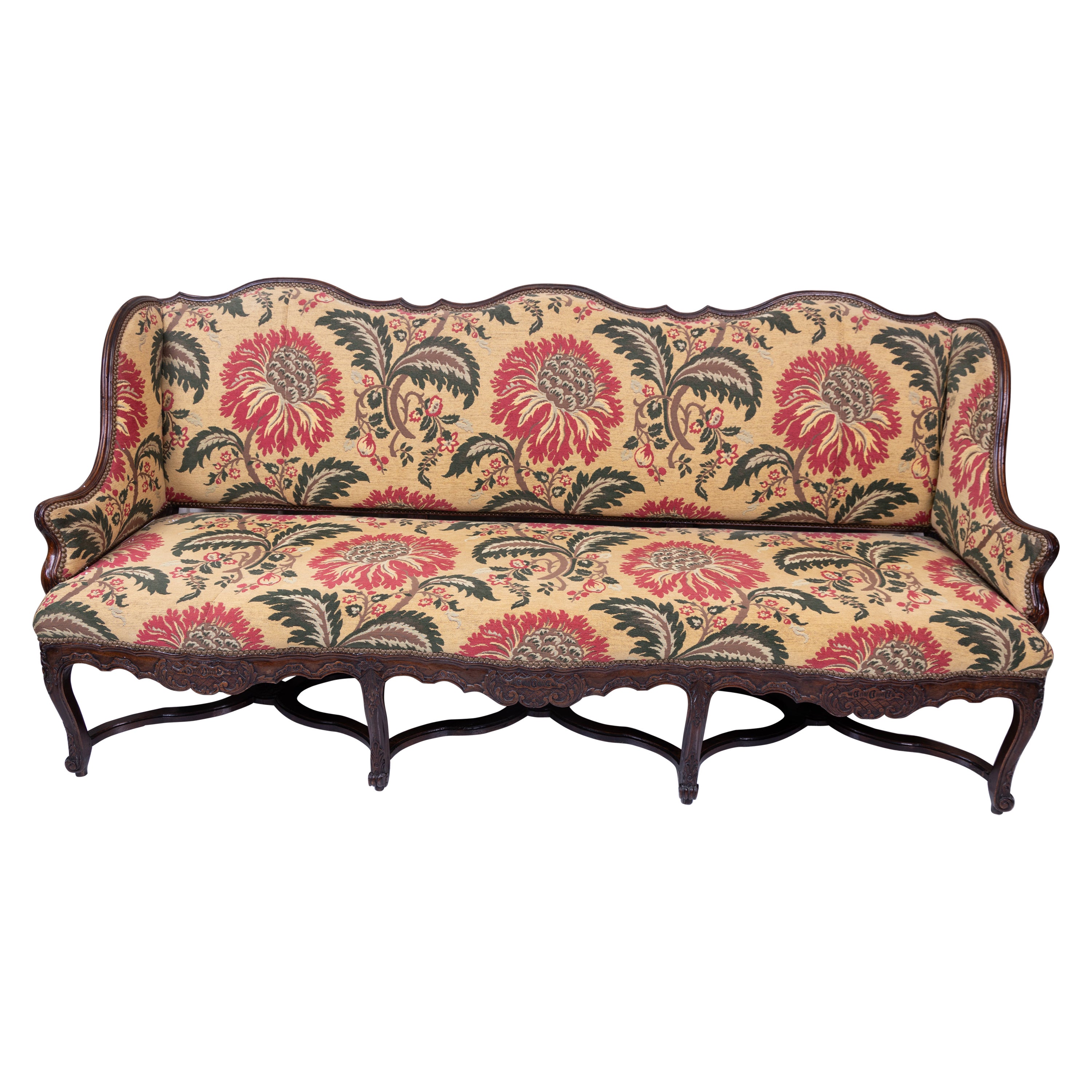 Exquise canapé Régence en noyer du XVIIIe siècle, tapissé de soie fine en vente