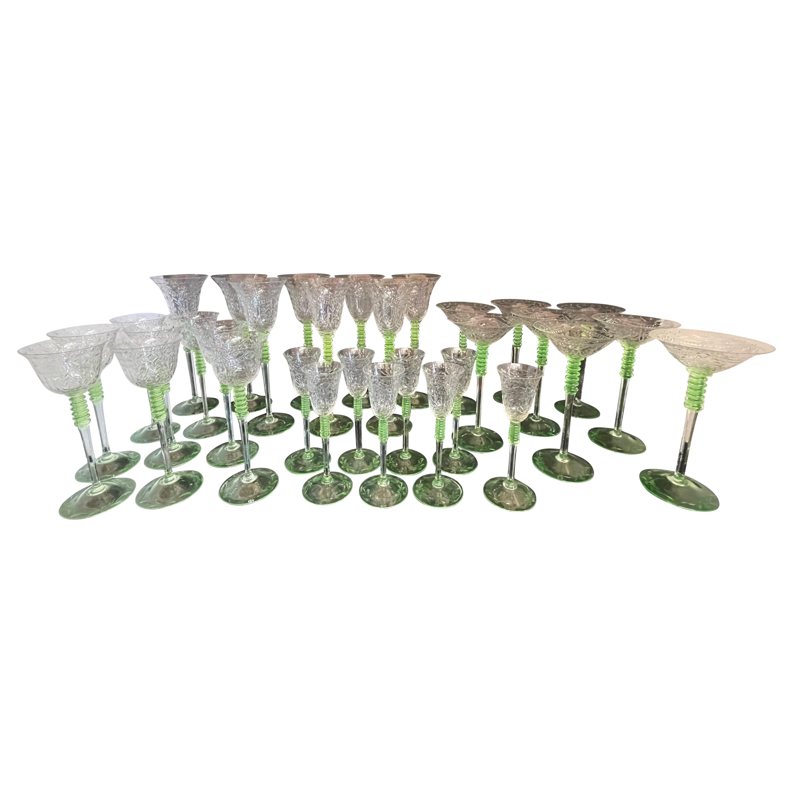 Wunderschönes Service von 32 böhmischen, grünen, getönten, geschliffenen Kristall-Bargläsern und Stemware  im Angebot