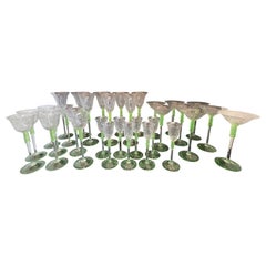 Merveilleux service de 32 verres de bar de Bohème en cristal taillé vert teinté 
