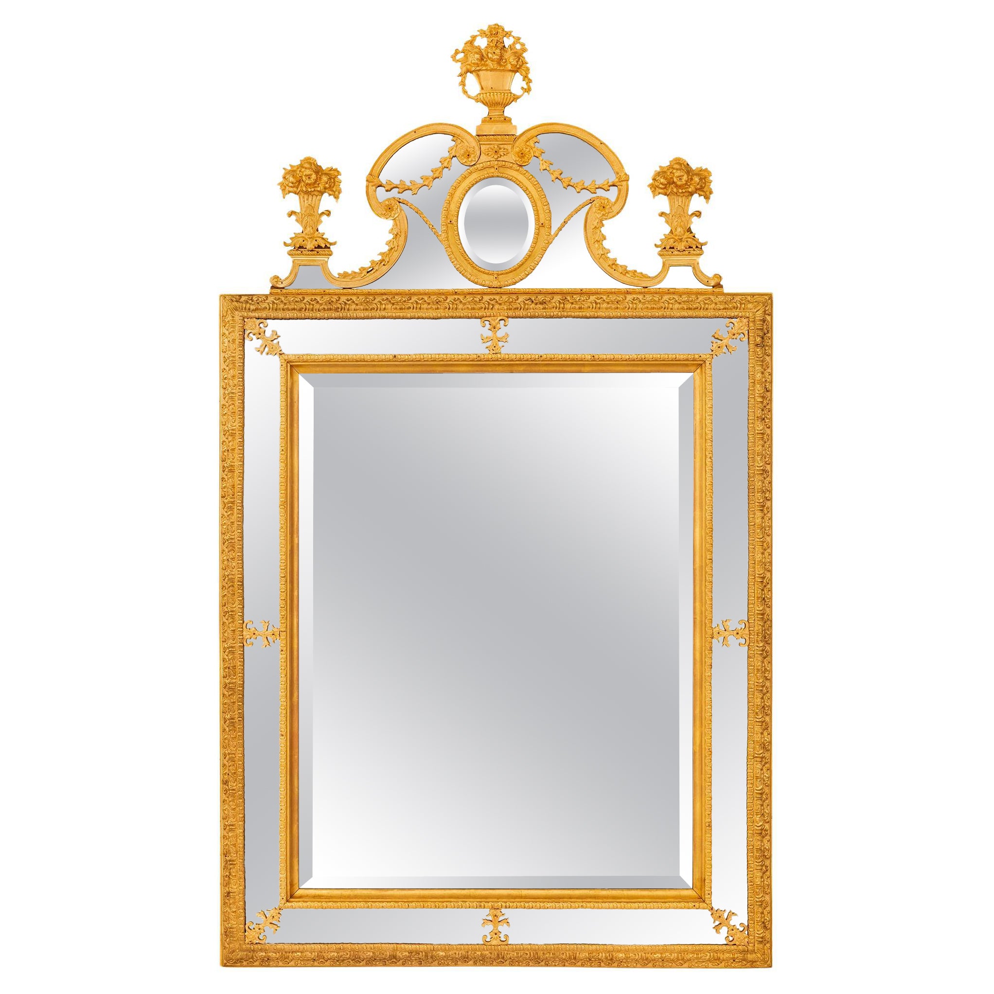 Miroir néo-classique suédois du début du 19e siècle. Miroir en bronze doré