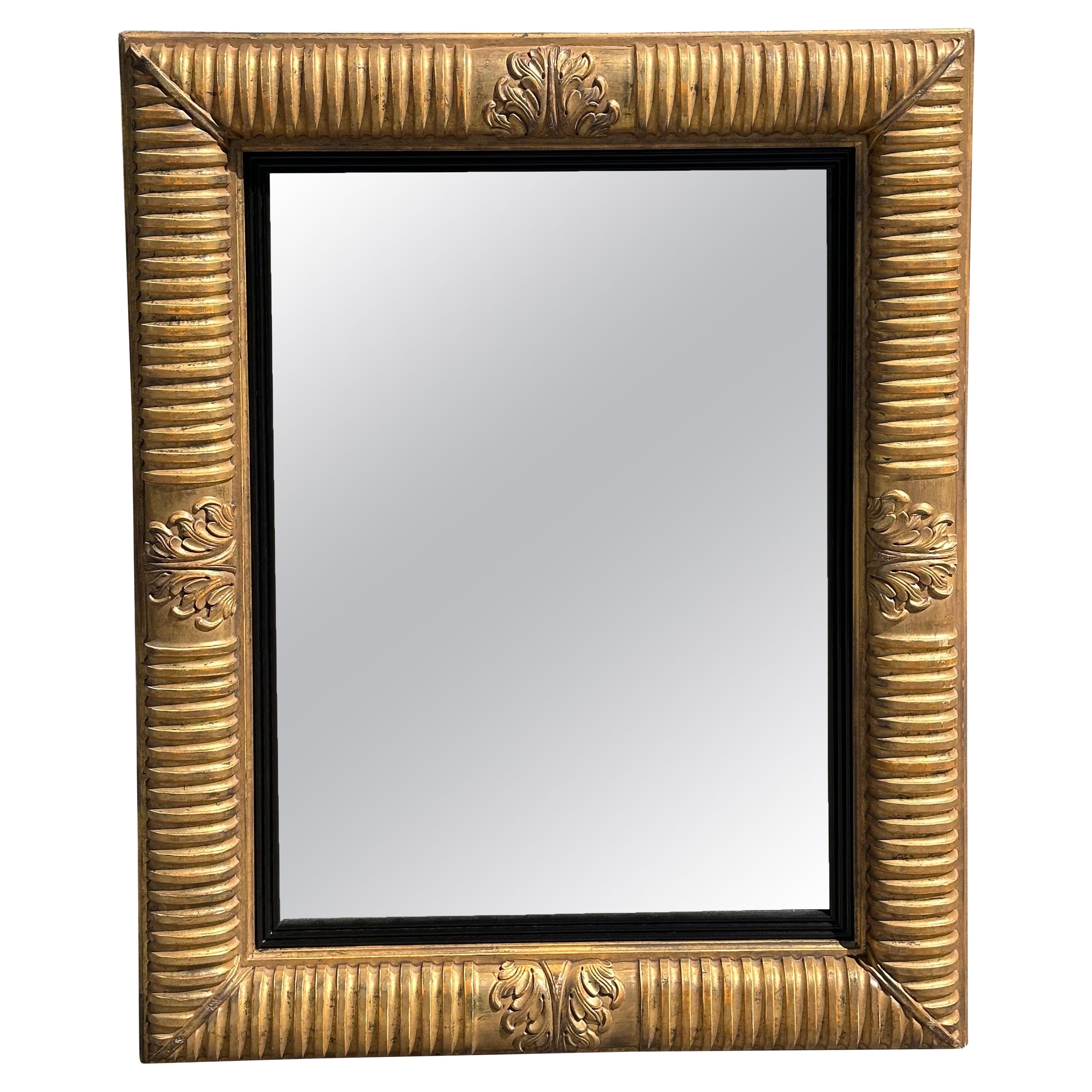 Michael Taylor miroir Panache de style Regency en bois doré en vente
