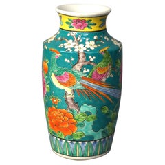 Vase ancien en porcelaine japonaise émaillée représentant une scène de jardin avec des oiseaux et des fleurs C1910