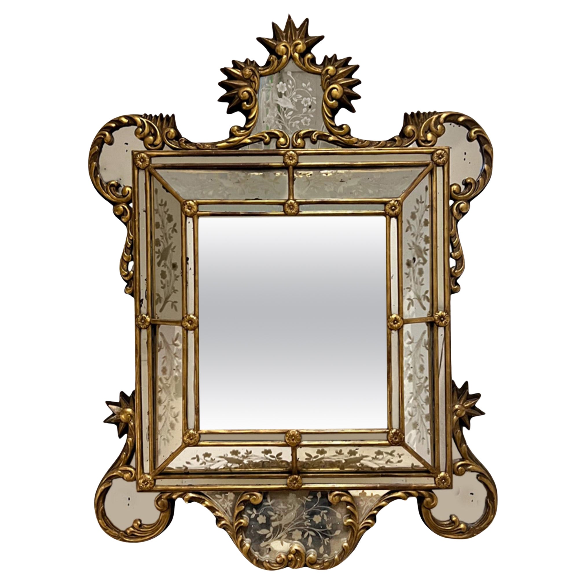 Miroir à coussin en bois doré italien du début du 20e siècle avec verre gravé en vente