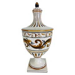 Urne en poterie italienne peinte à la main, datant du milieu du siècle, avec couvercle.
