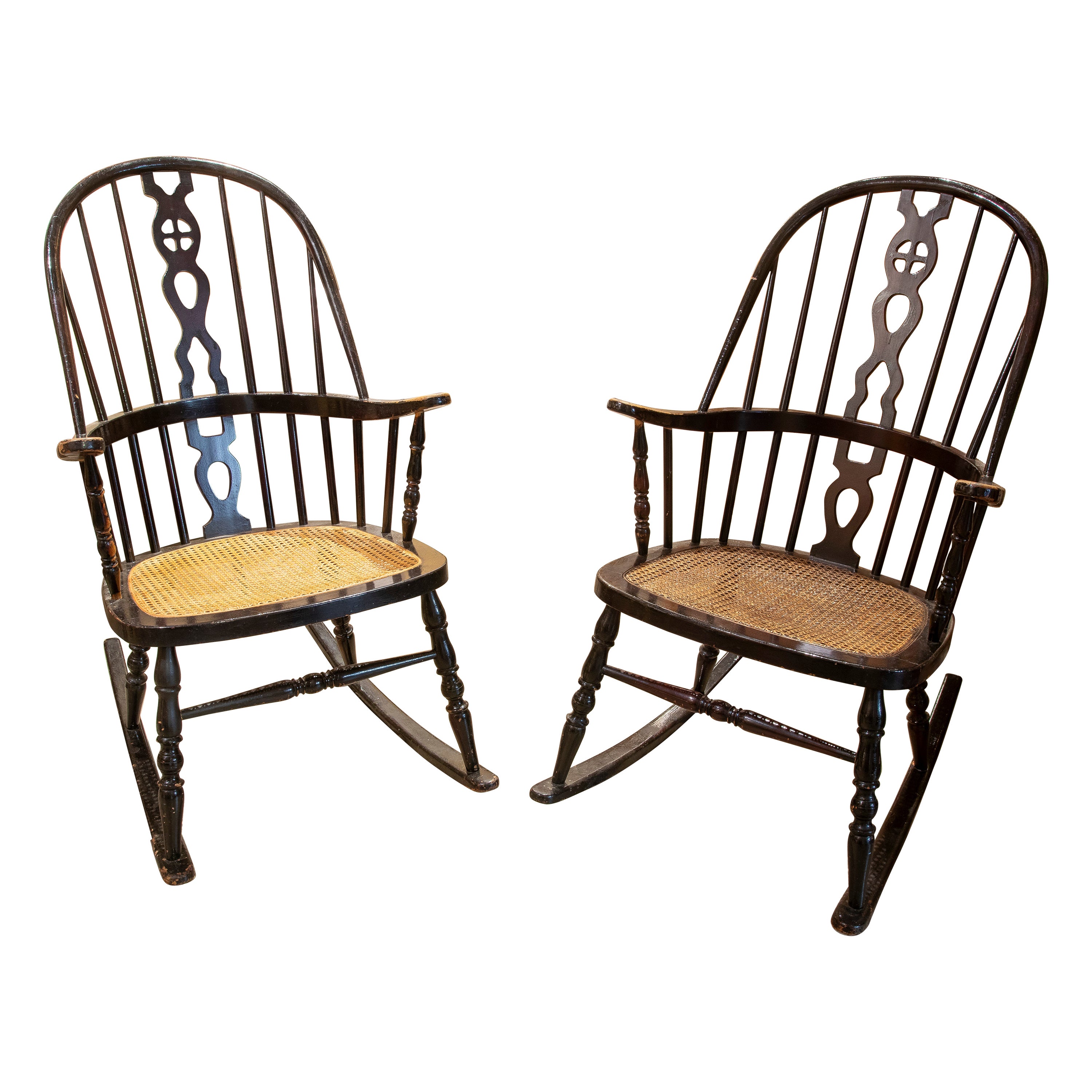 Paire de chaises à bascule en bois avec assise en raphia en vente
