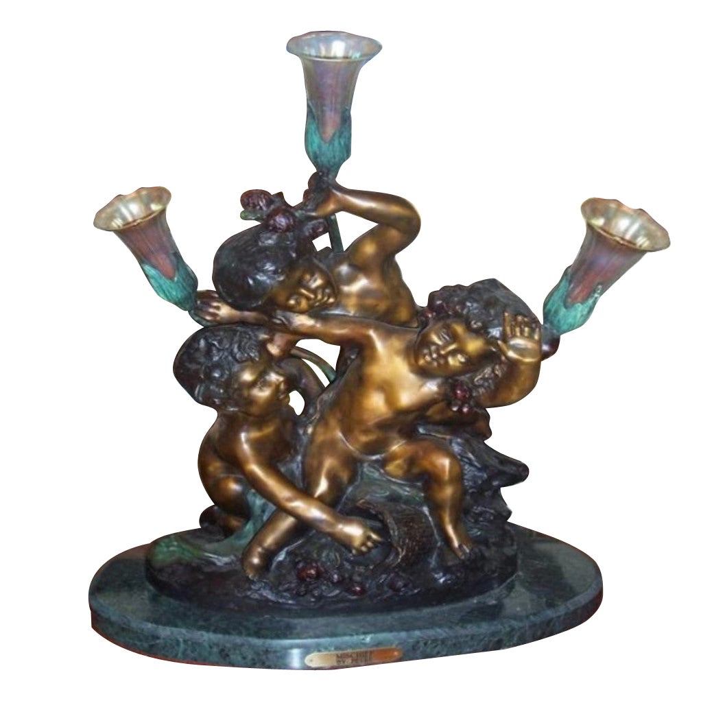 Magnifique lampe Peyre Lily en bronze représentant 3 garçons en train de jouer en vente