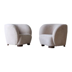 Ein Paar Sessel mit Polsterung aus natürlichem Schafsleder